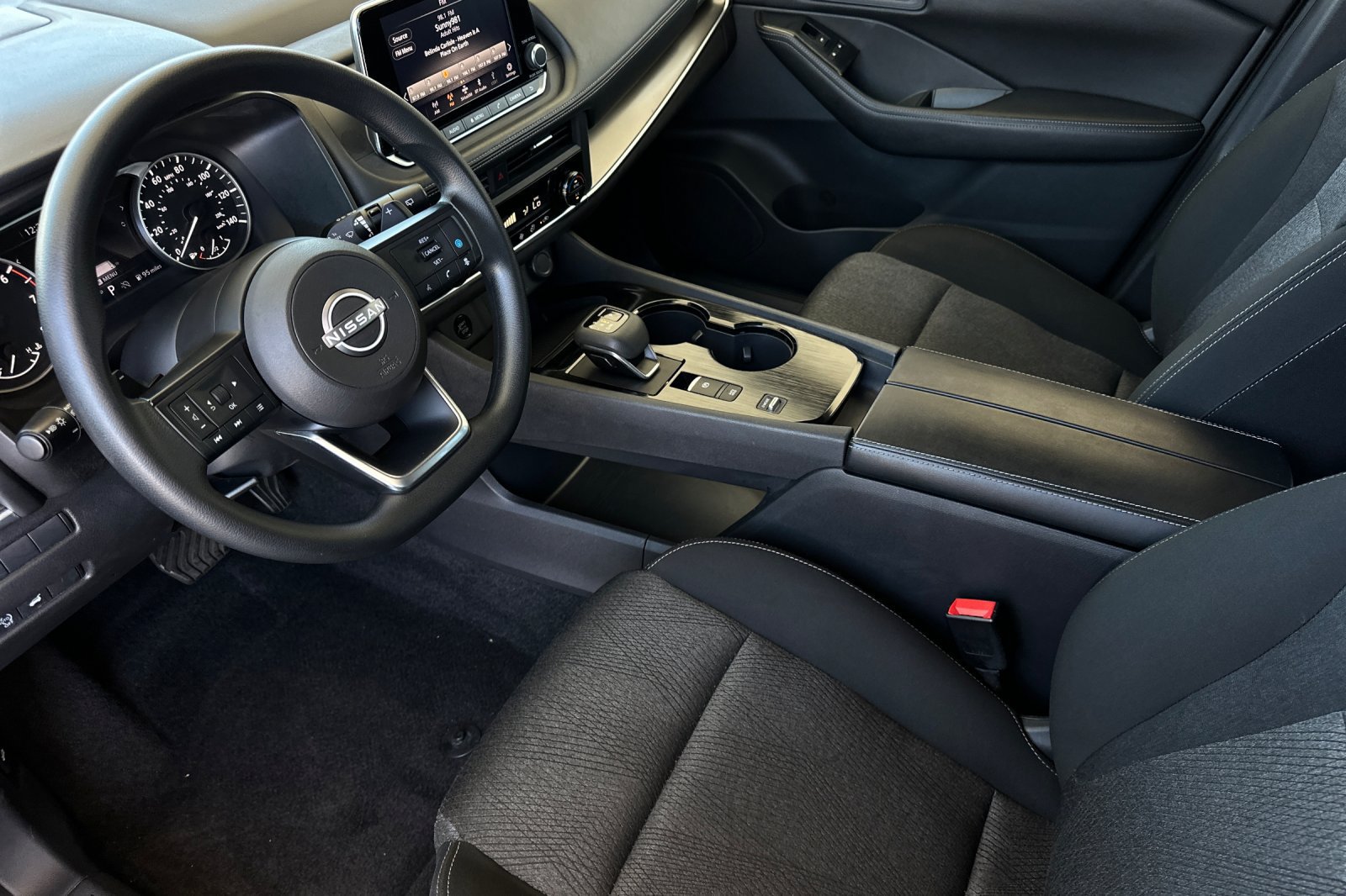 Used 2024 Nissan Rogue SV FWD image 9