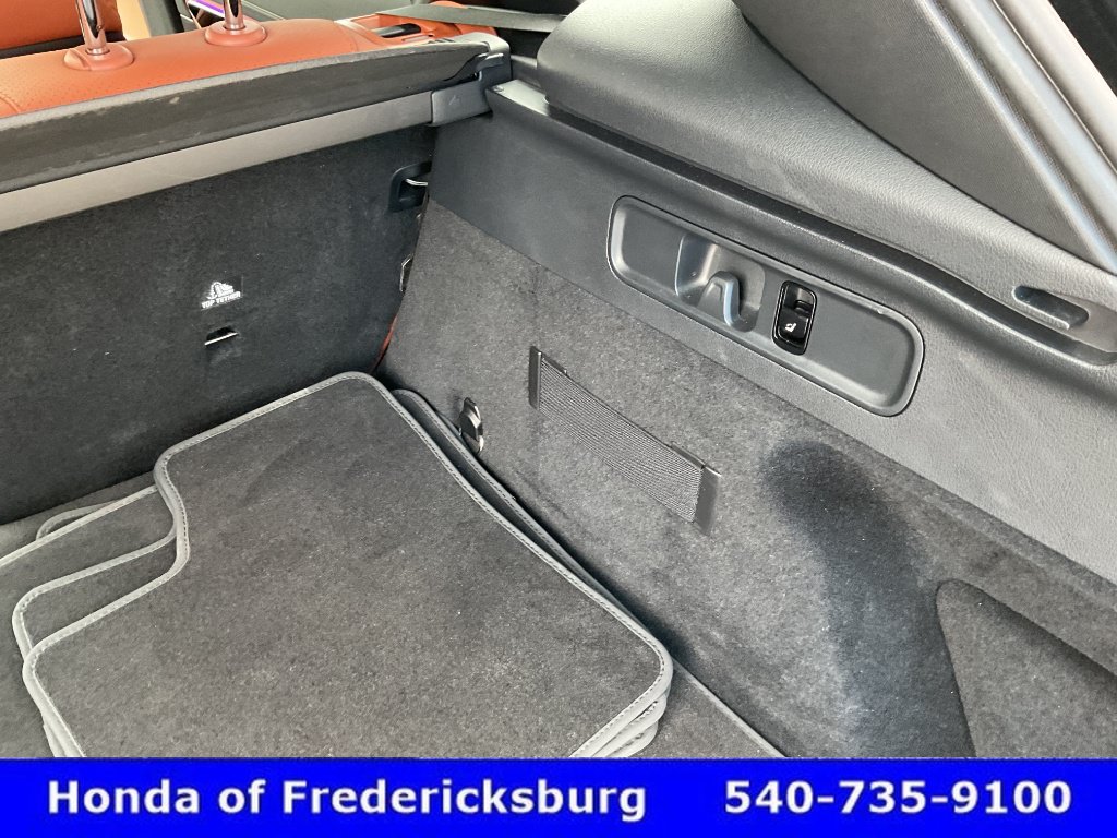 Used 2025 Mercedes-Benz GLC 300 4MATIC image 23