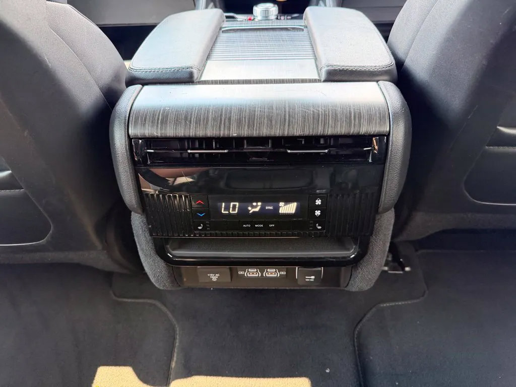 Used 2024 Jeep Wagoneer L Series II w/ Flexible Seating Group AWD/4WD image 30