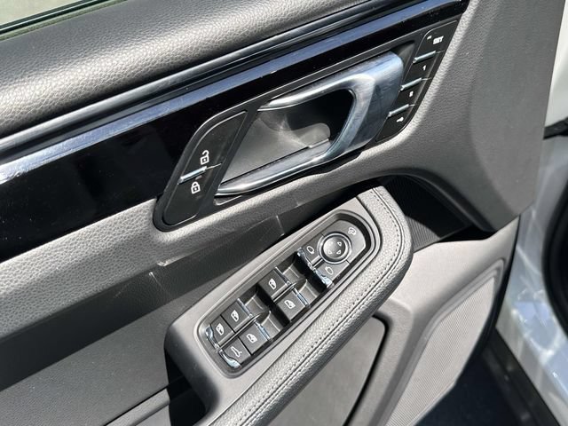 Used 2026 Porsche Macan AWD/4WD image 19
