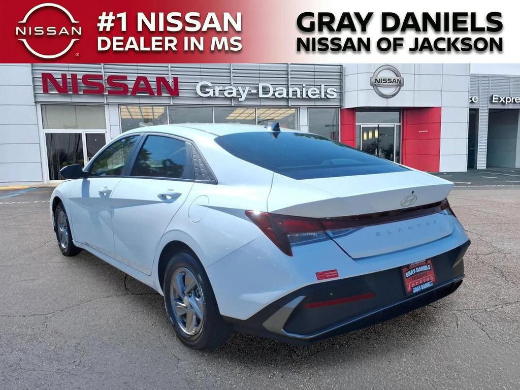 Used 2025 Hyundai Elantra SE FWD image 5
