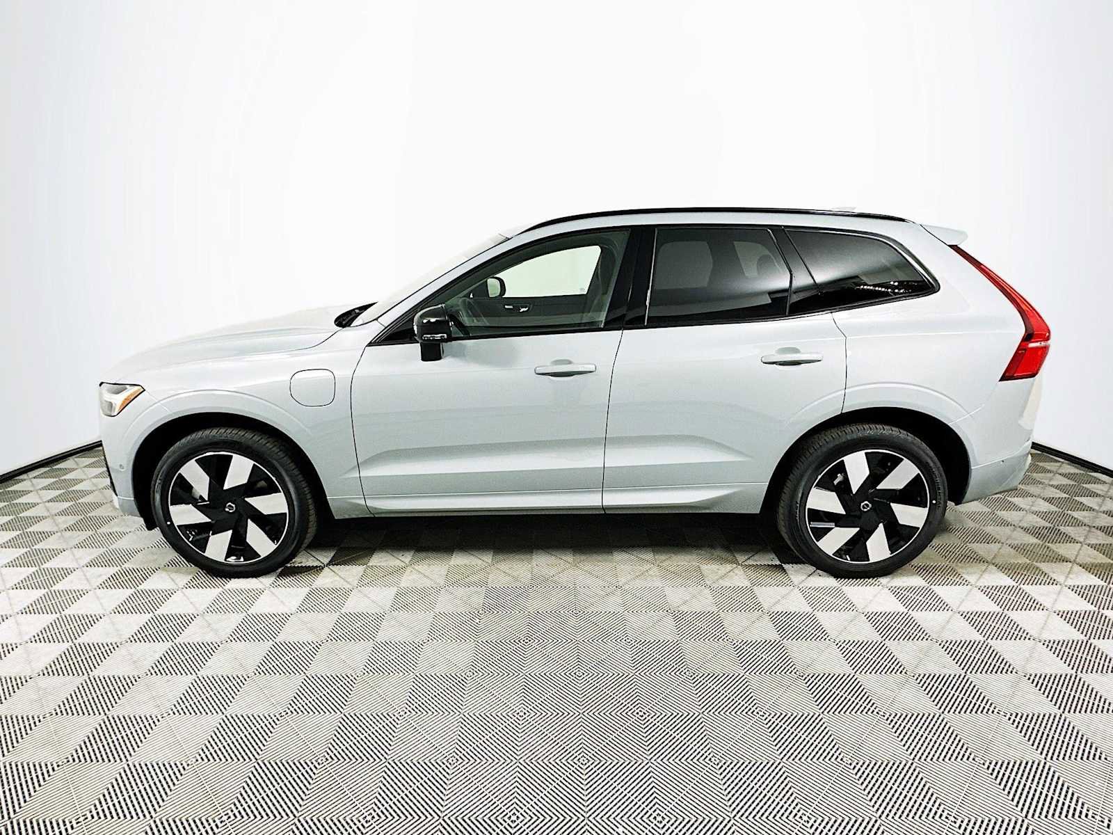 Used 2025 Volvo XC60 T8 Plus w/ Protection Package Premier image 4