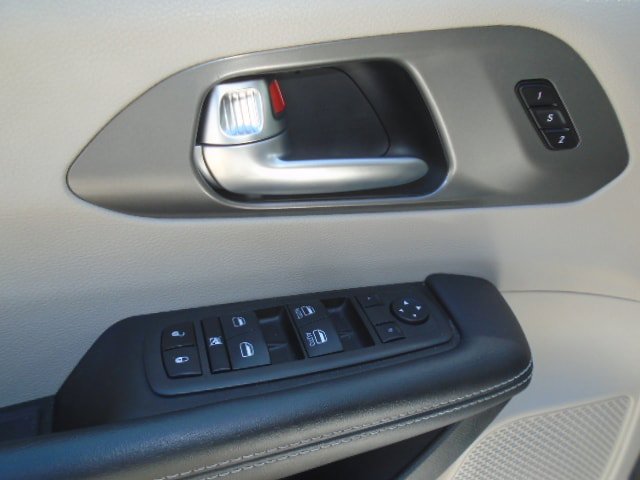 Used 2023 Chrysler Pacifica Touring-L FWD image 18
