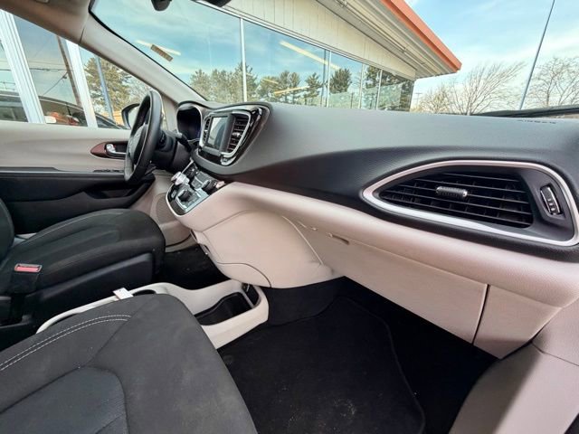 Used 2023 Chrysler Voyager LX image 26