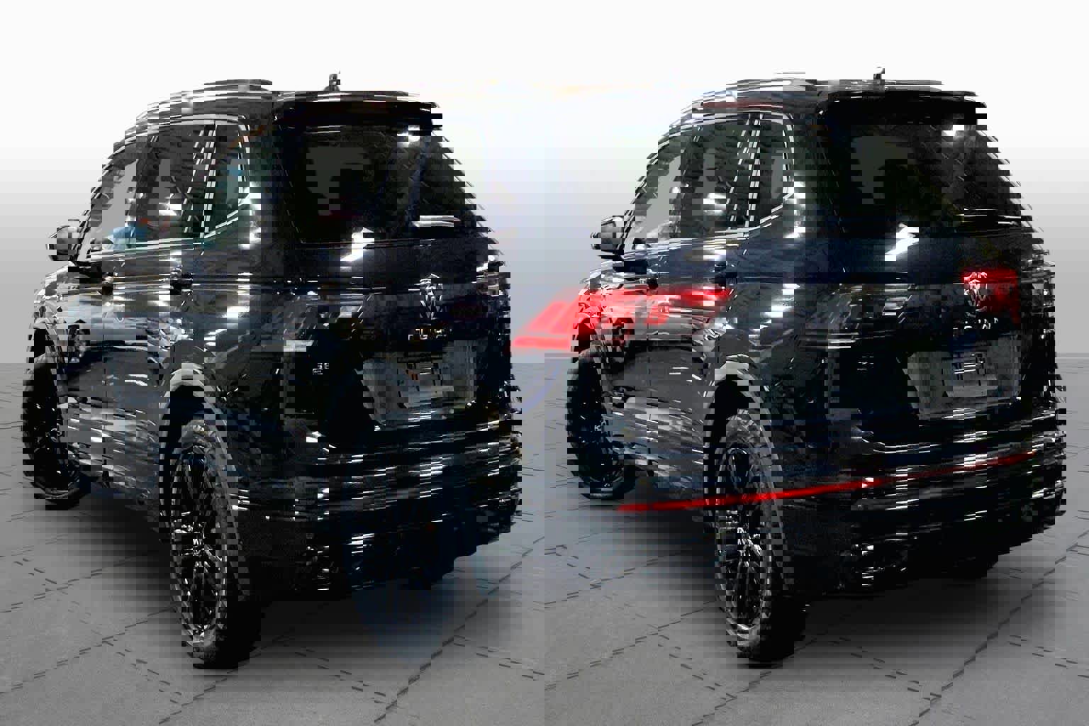 Used 2022 Volkswagen Tiguan SE R-Line image 12