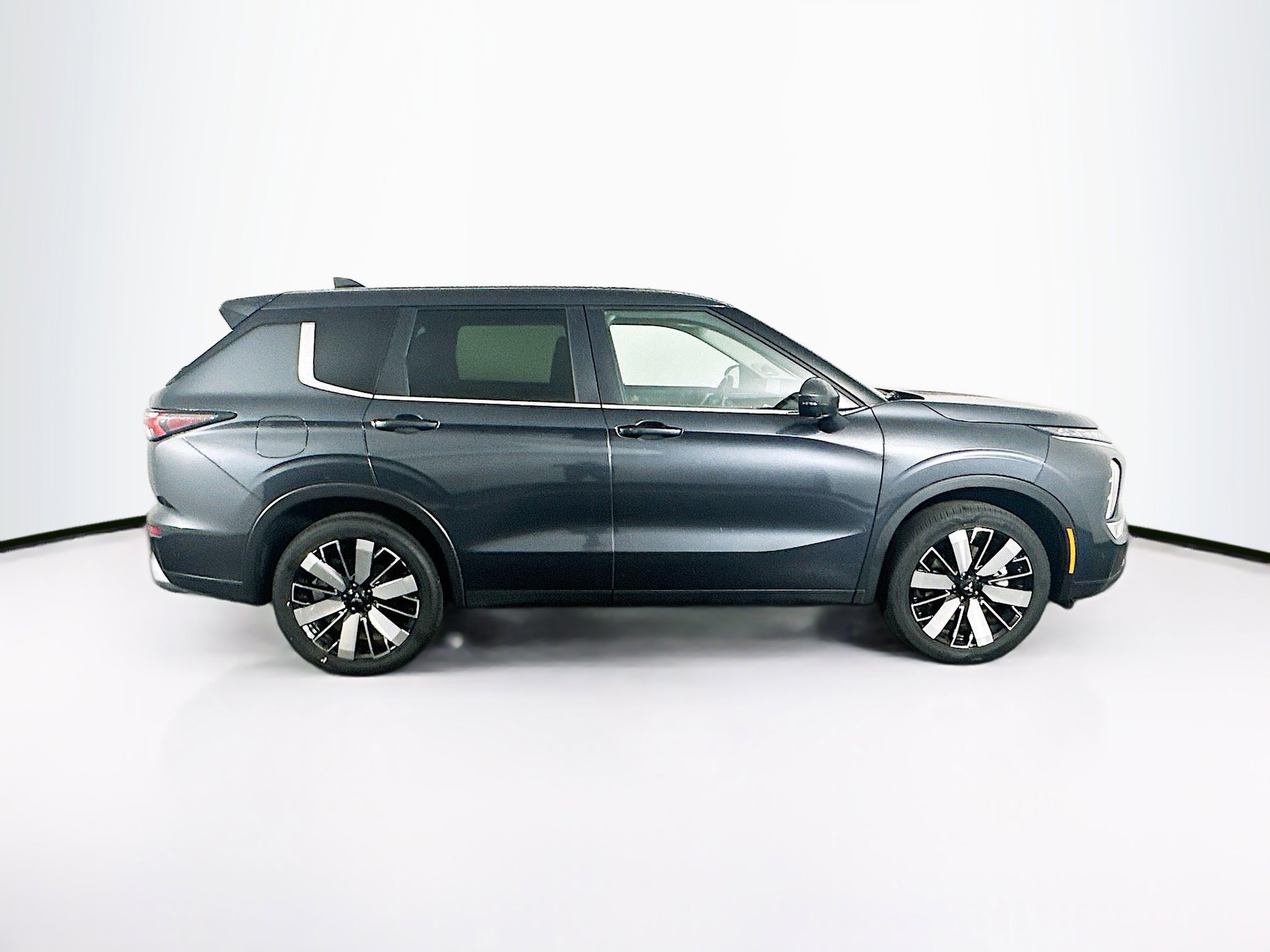 Used 2025 Mitsubishi Outlander SE FWD image 10