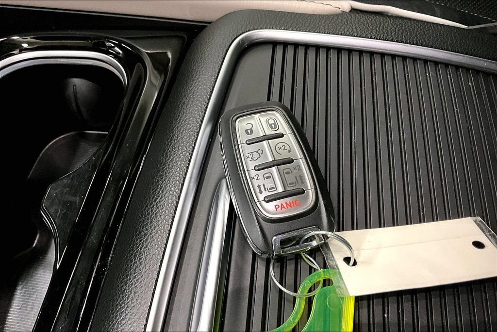 Used 2023 Chrysler Pacifica Limited FWD image 34