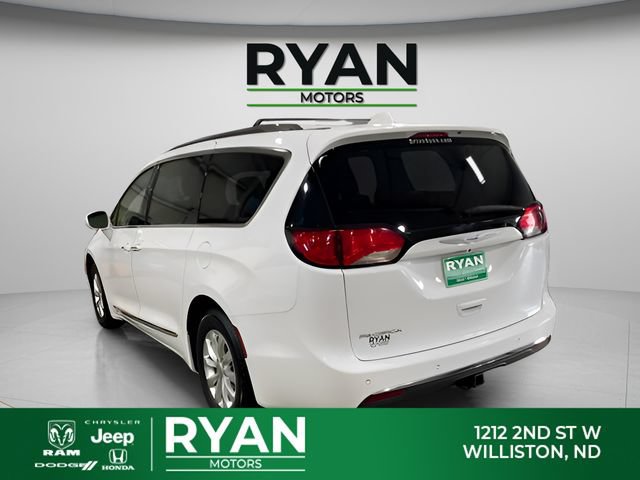 Used 2018 Chrysler Pacifica Touring-L FWD image 4