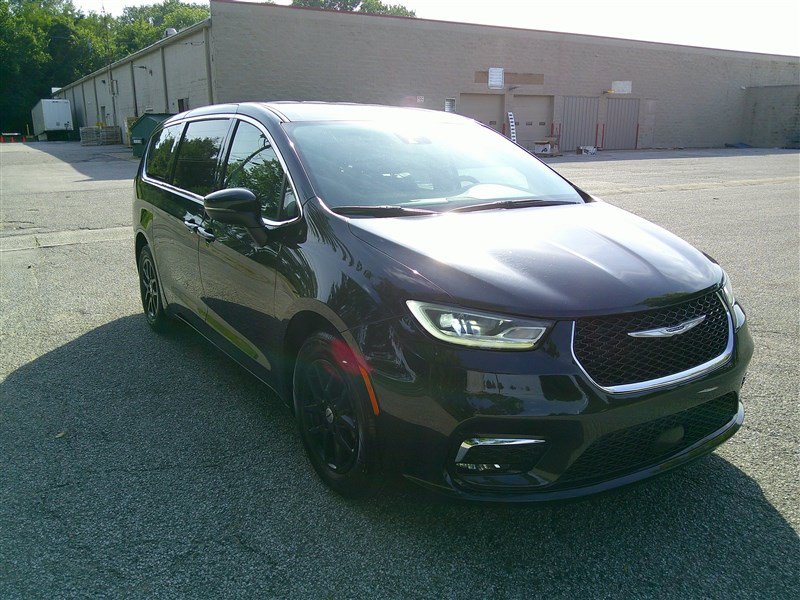 Used 2023 Chrysler Pacifica Touring-L FWD image 7