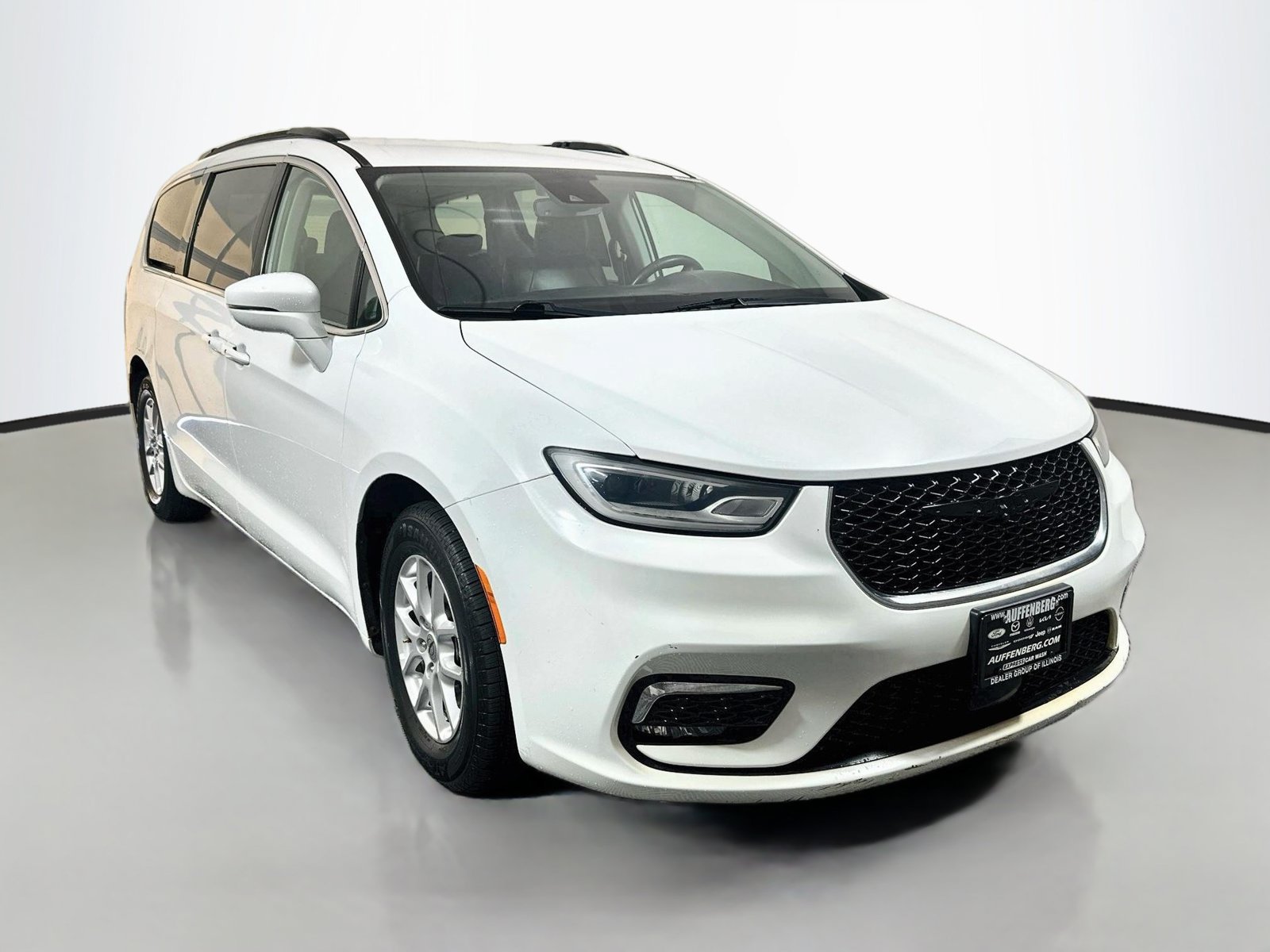 Used 2022 Chrysler Pacifica Touring-L FWD image 1
