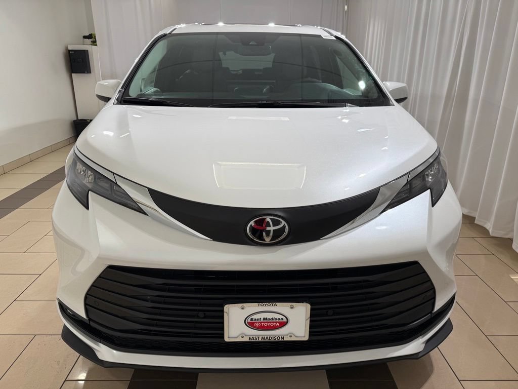 New 2026 Toyota Sienna XLE FWD image 8