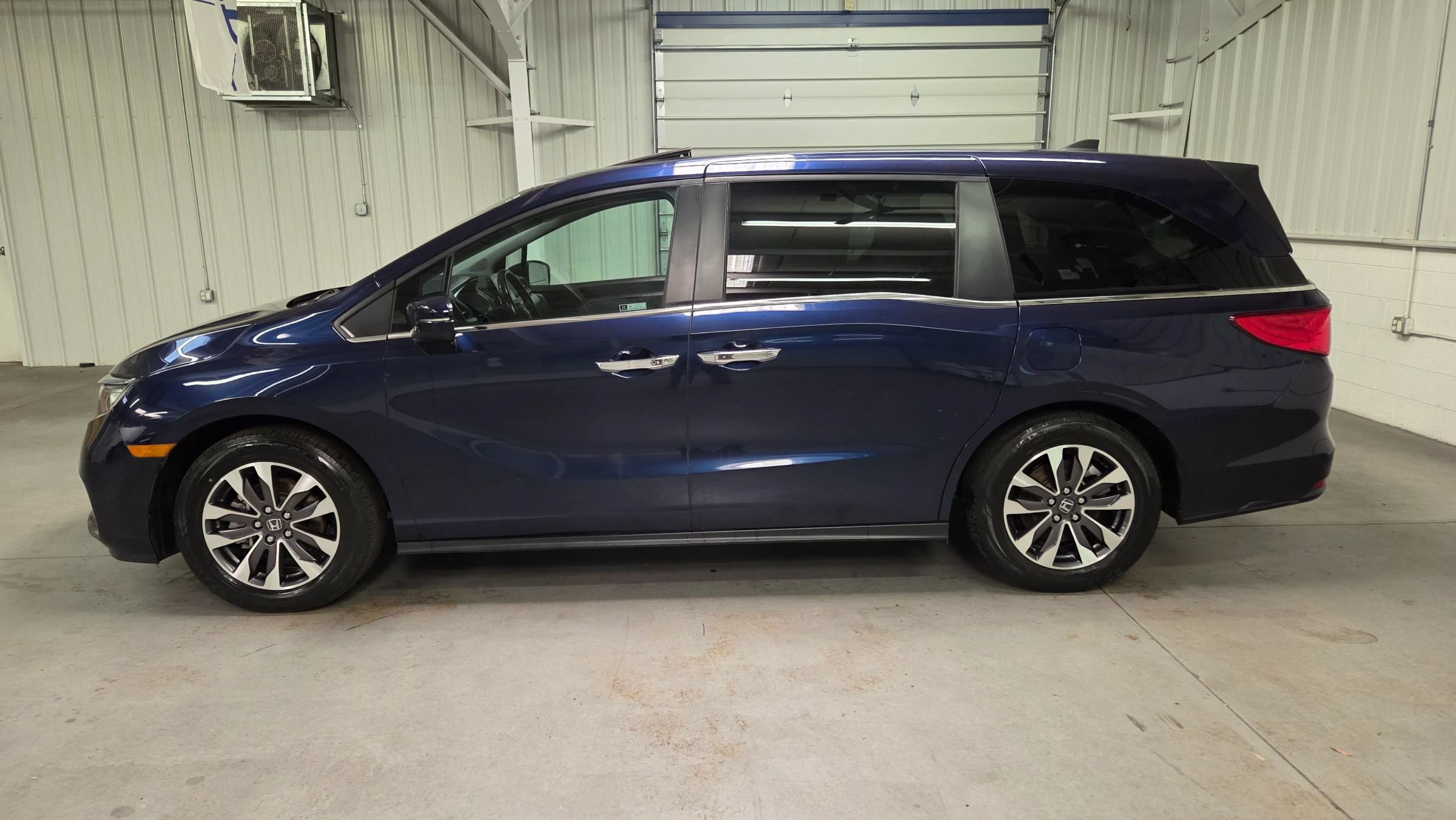 Used 2023 Honda Odyssey EX-L image 3