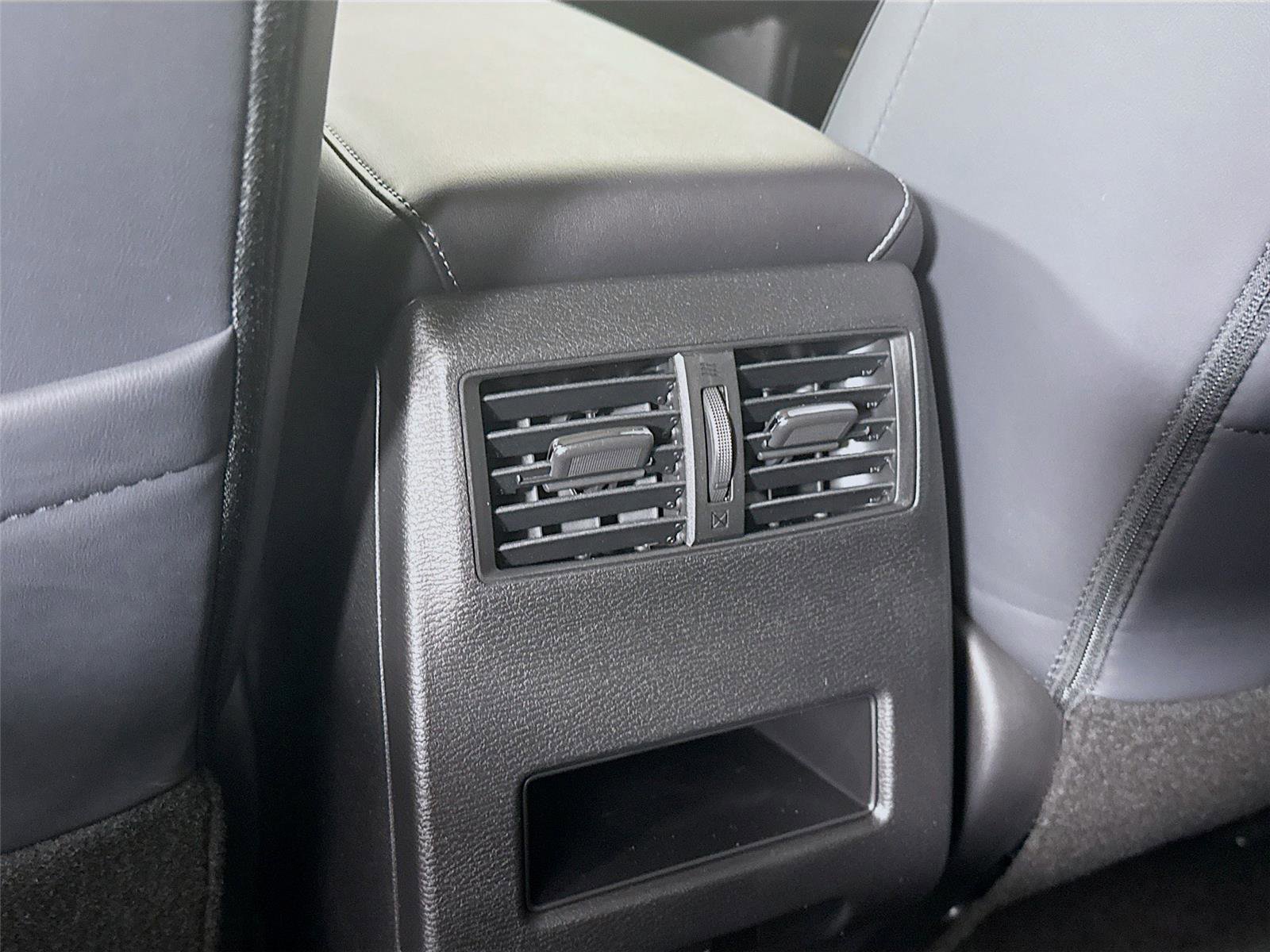 New 2026 Mitsubishi Outlander SE image 17