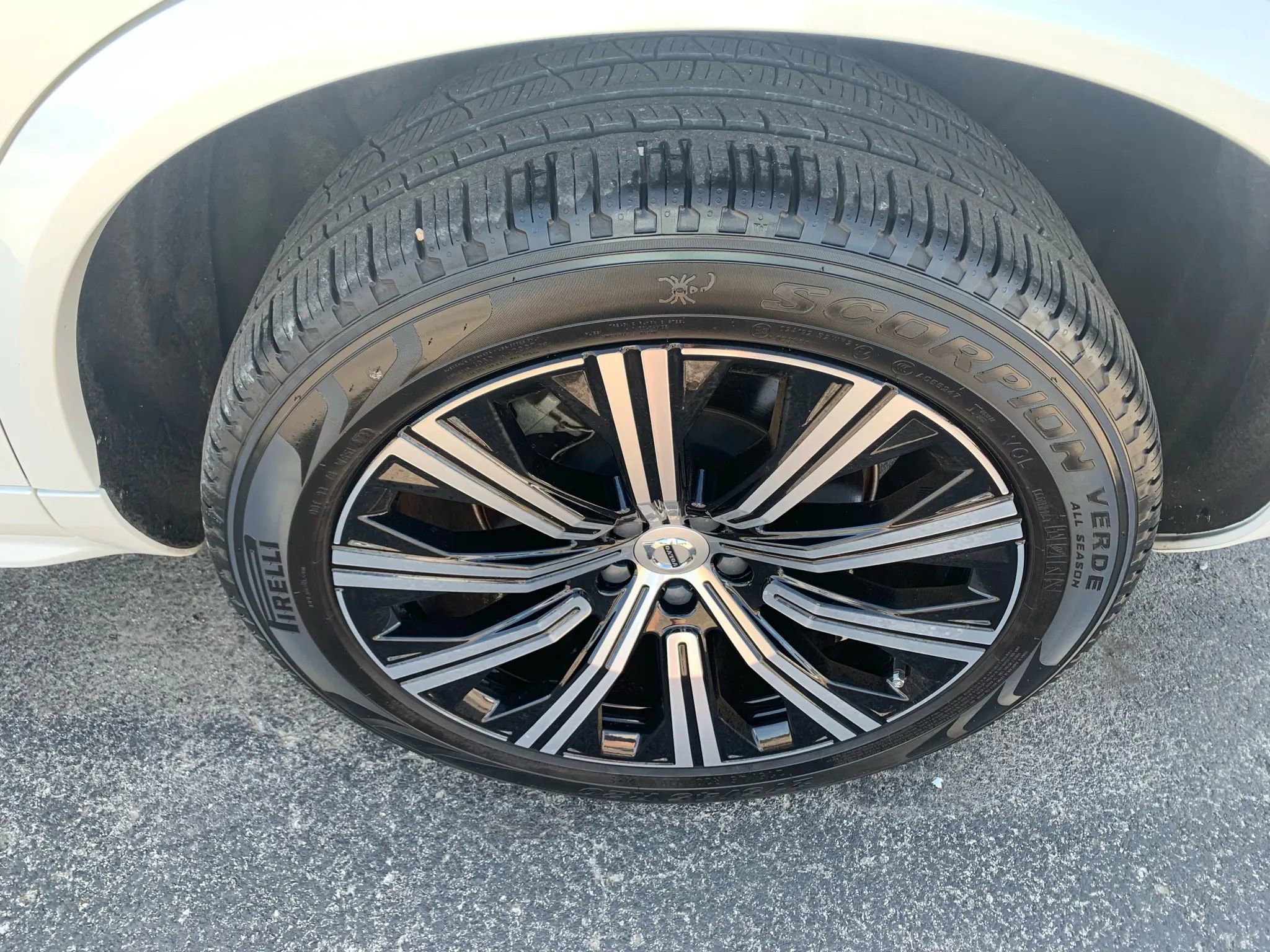 Used 2023 Volvo XC90 B5 Core w/ Protection Package Premier image 24