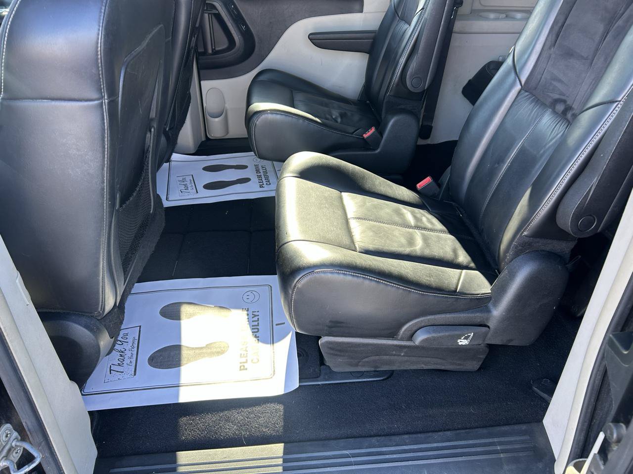 Used 2015 Chrysler Town & Country Limited Platinum FWD image 9