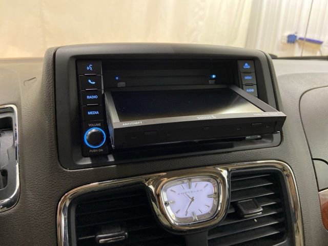 Used 2014 Chrysler Town & Country Touring FWD image 51