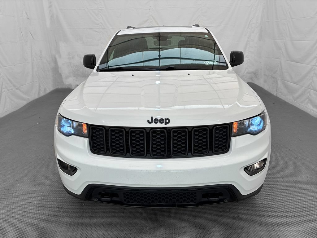Used 2019 Jeep Grand Cherokee Laredo AWD/4WD image 2