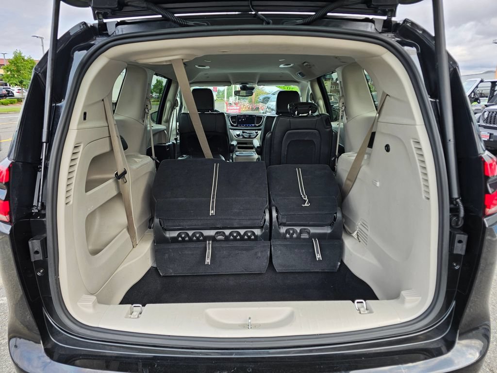 Used 2023 Chrysler Pacifica Touring-L FWD image 10