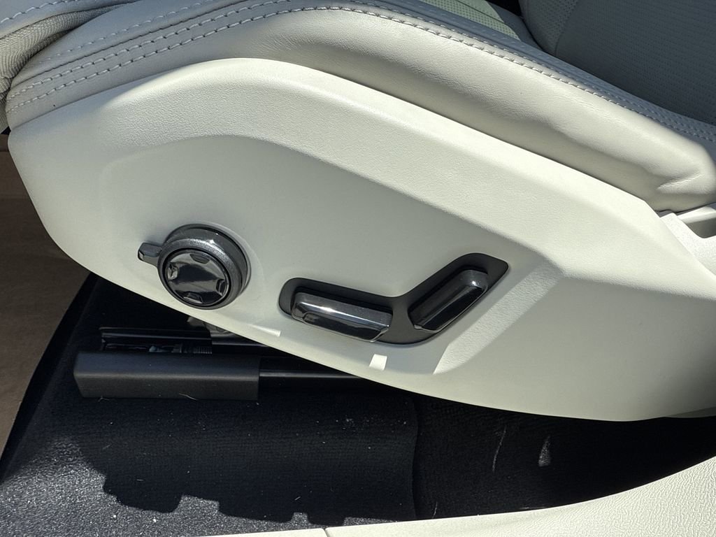 New 2025 Volvo XC60 T8 Ultra w/ Protection Package Premier image 9