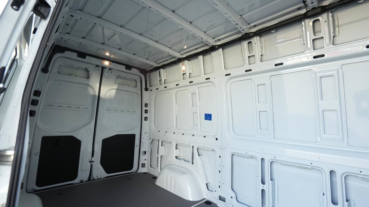 Used 2024 Mercedes-Benz Sprinter 2500 image 9