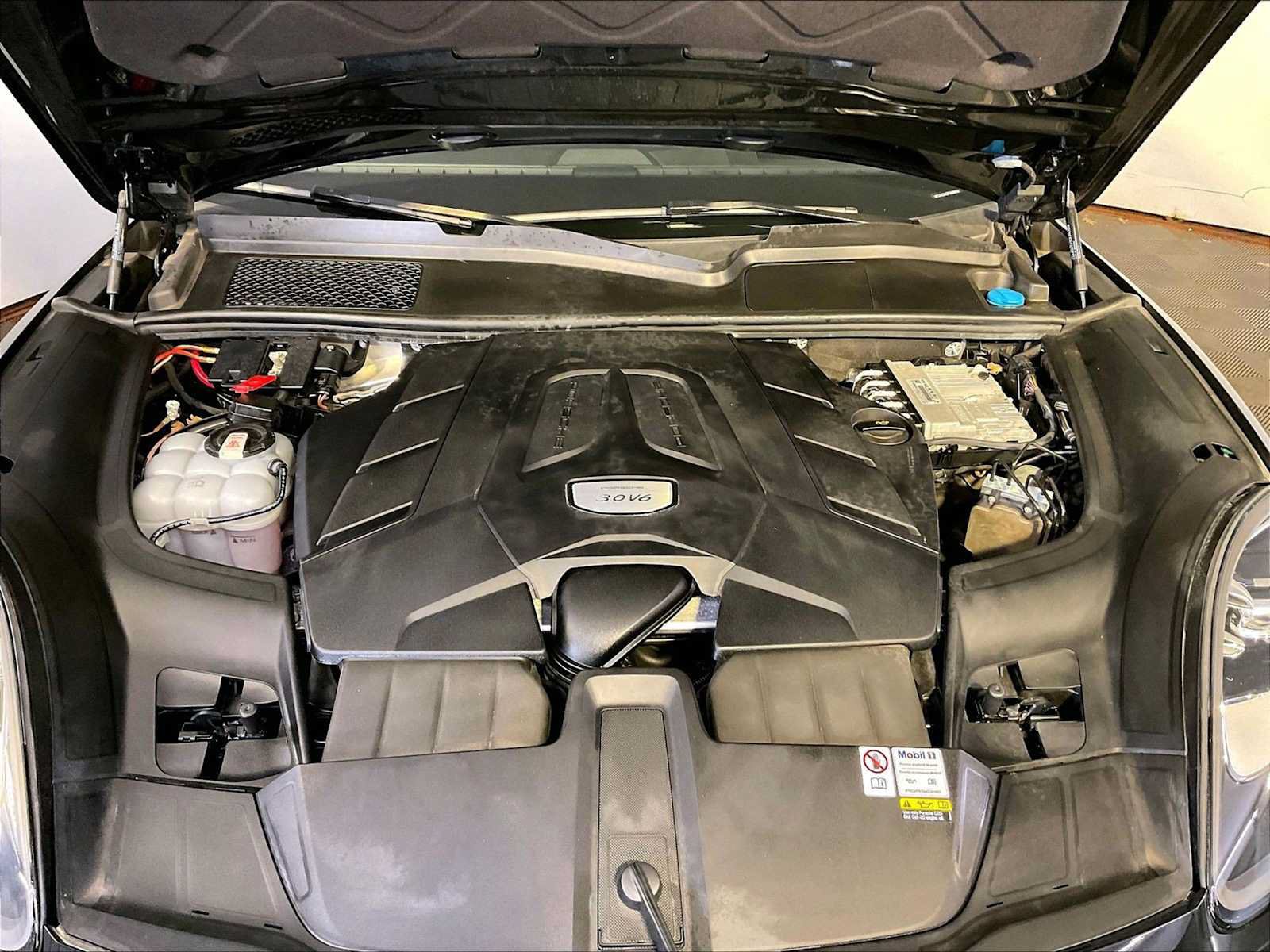 Certified 2023 Porsche Cayenne AWD/4WD image 32