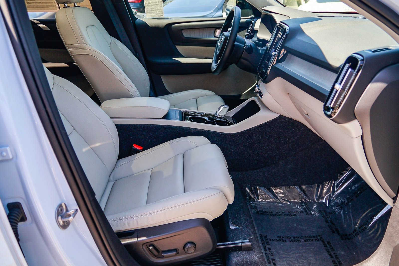 Certified 2026 Volvo XC40 B5 Plus w/ Protection Package Premier image 19