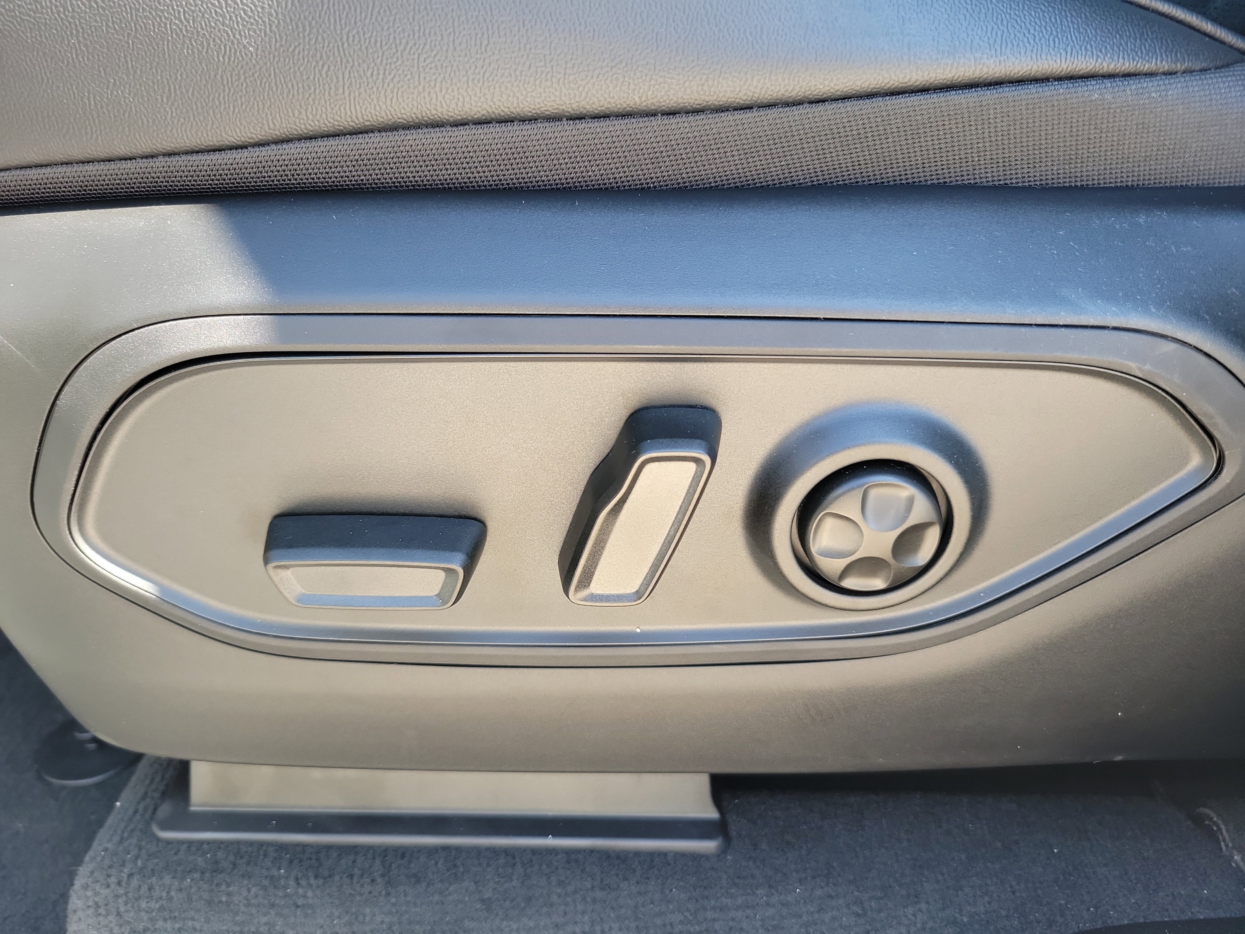 New 2025 Jeep Grand Cherokee L Laredo image 11