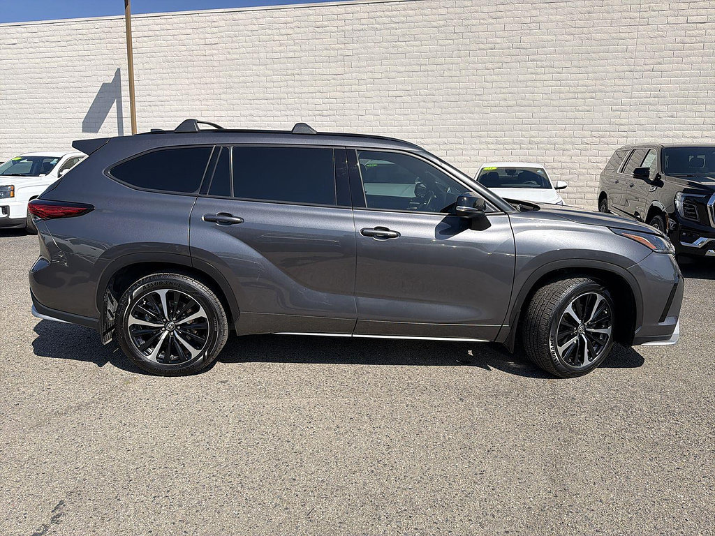 Used 2021 Toyota Highlander XSE FWD image 3