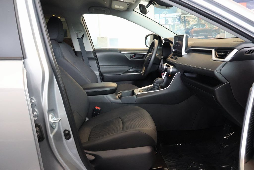 Used 2025 Toyota RAV4 LE AWD/4WD image 8