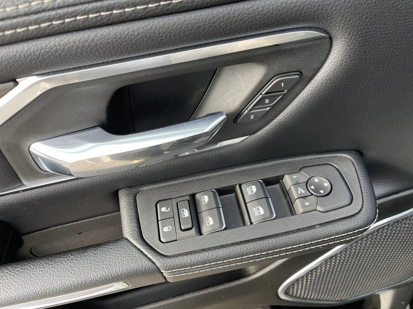 Used 2025 RAM 1500 Laramie w/ Sport Appearance Package image 13