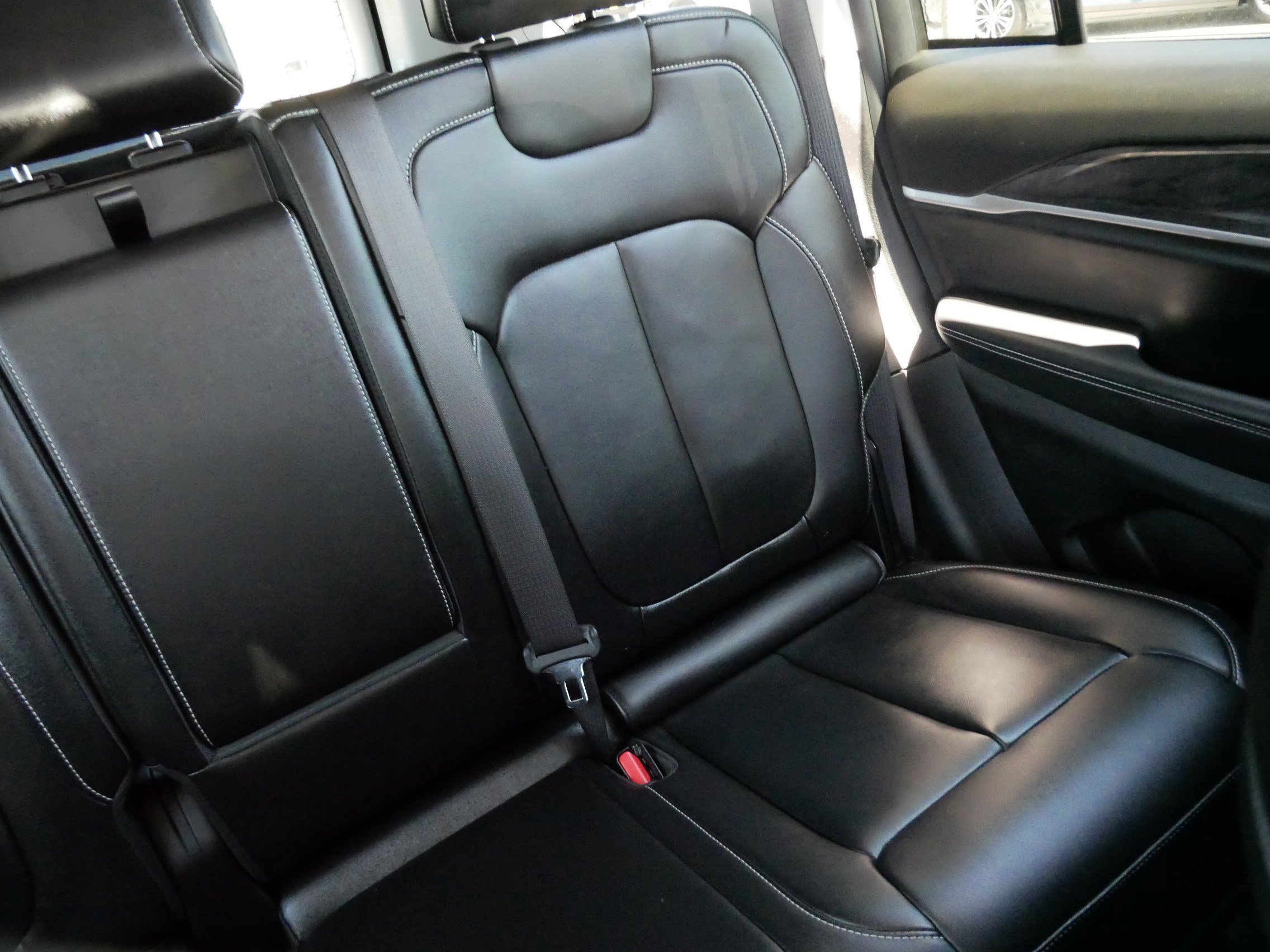 Used 2023 Jeep Grand Cherokee Limited w/ Black Appearance Package AWD/4WD image 14