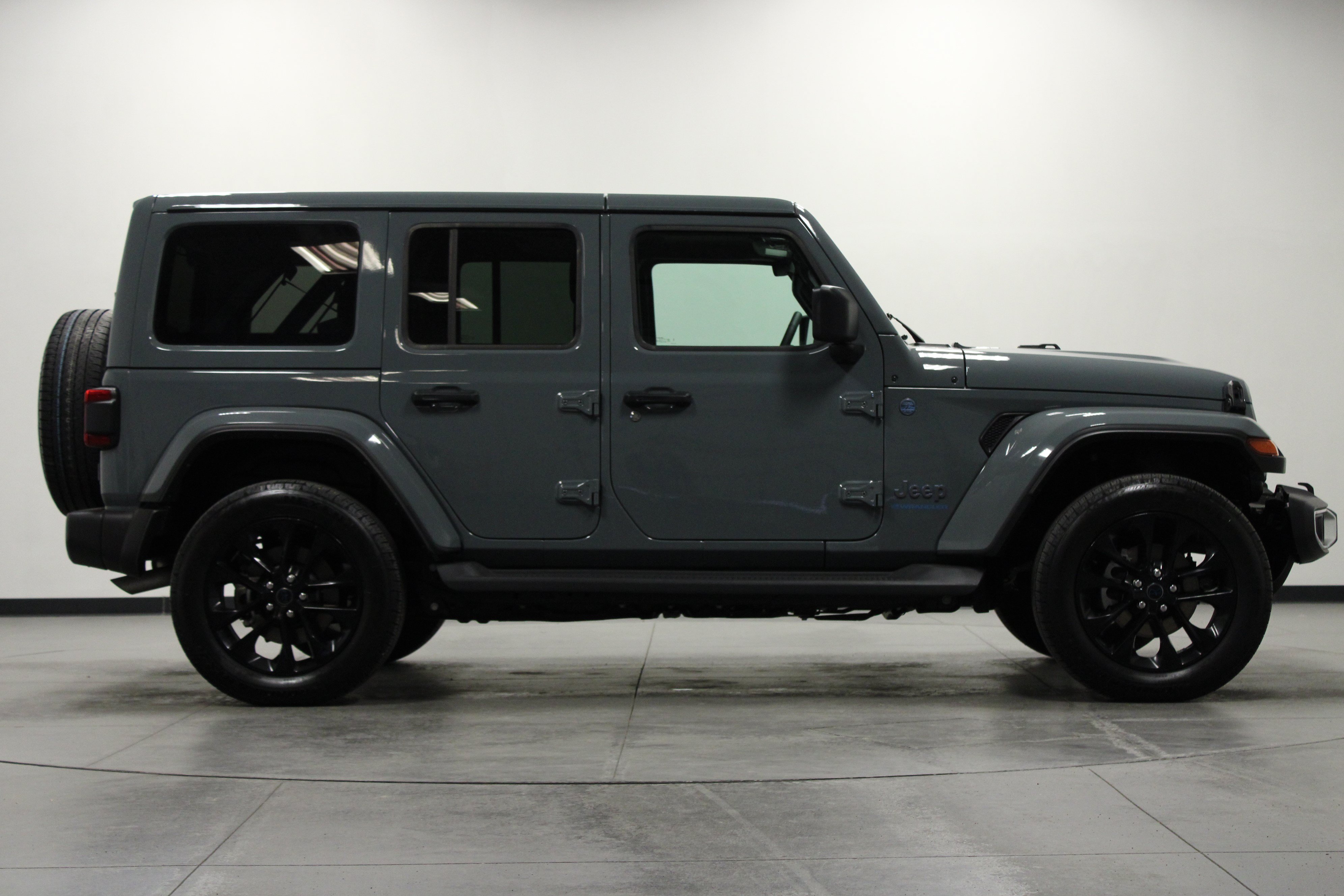 Used 2025 Jeep Wrangler Unlimited Sahara AWD/4WD image 3