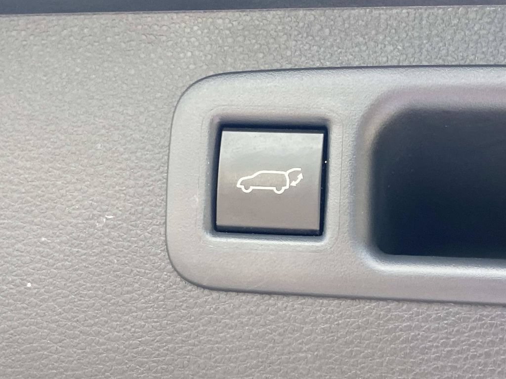 Used 2023 Toyota Highlander LE FWD image 12