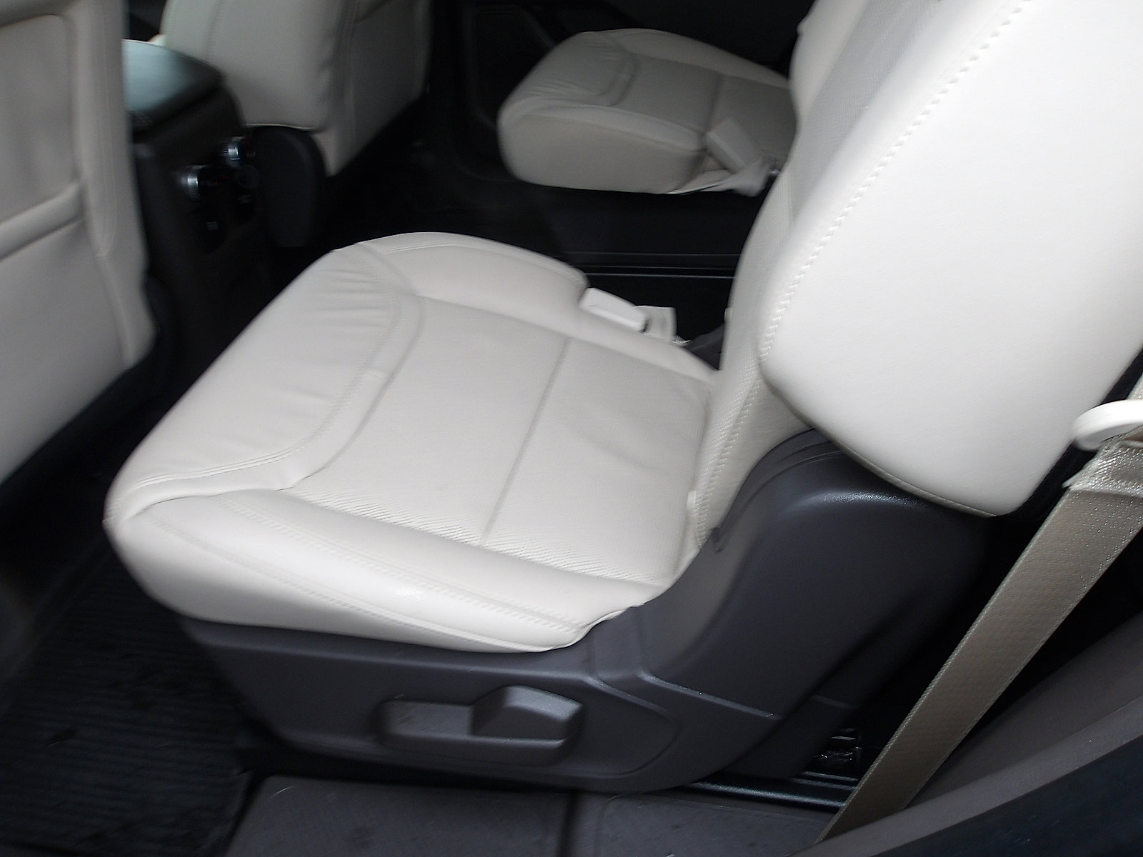 Used 2023 Ford Explorer Platinum w/ Technology Package AWD/4WD image 13
