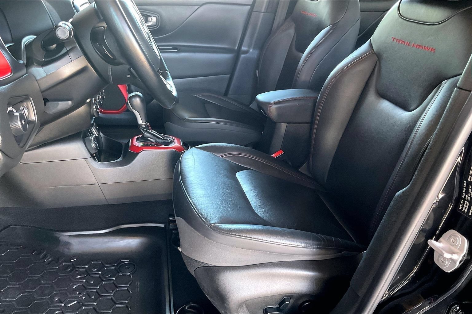 Used 2016 Jeep Renegade Trailhawk w/ Premium Trailhawk Package AWD/4WD image 19