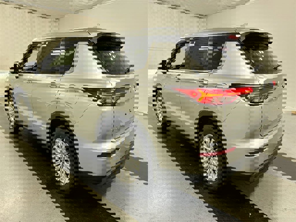 New 2025 Mitsubishi Outlander ES image 6