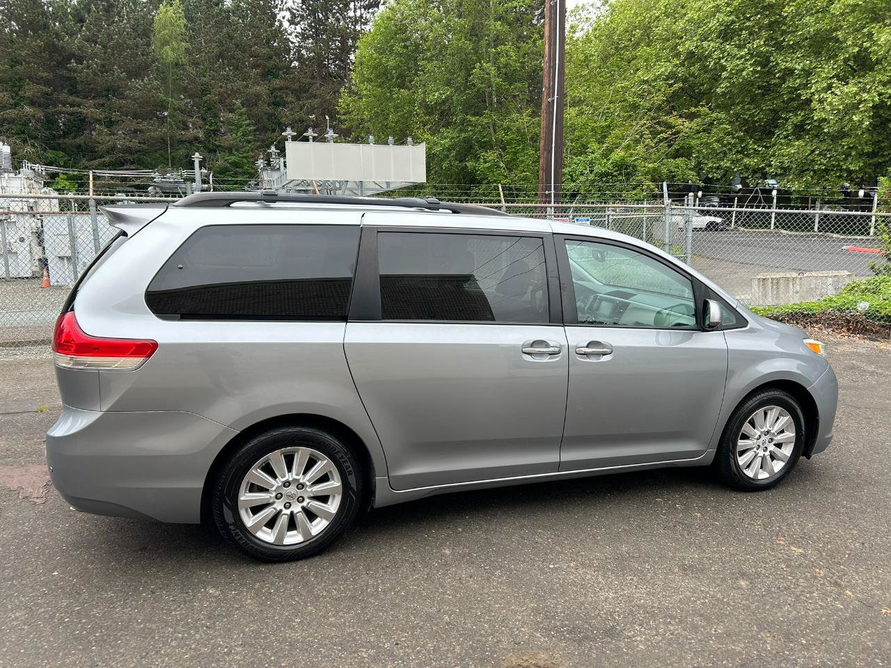Used 2011 Toyota Sienna XLE w/ Premium Pkg AWD/4WD image 4