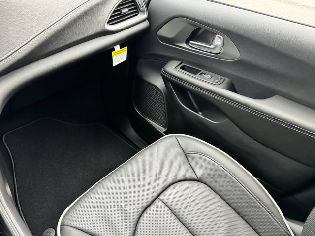 New 2027 Chrysler Pacifica Limited FWD image 23