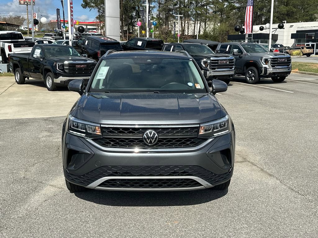 Used 2024 Volkswagen Taos SE image 2
