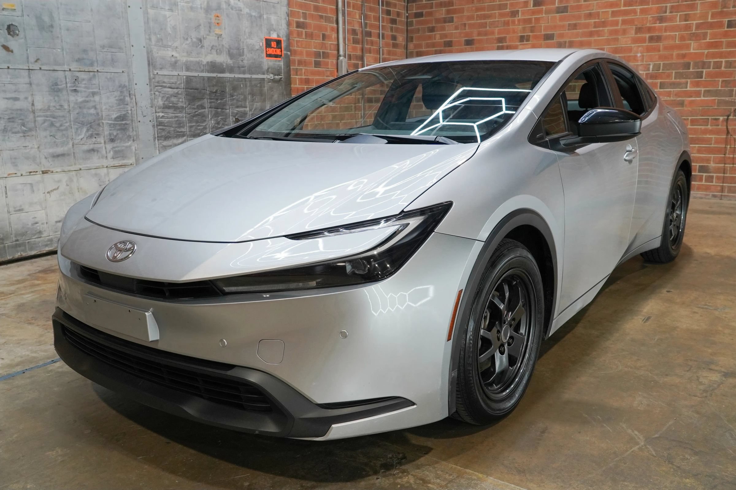 Used 2024 Toyota Prius LE FWD image 5