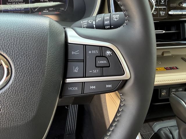 Used 2025 Toyota Highlander Limited FWD image 17