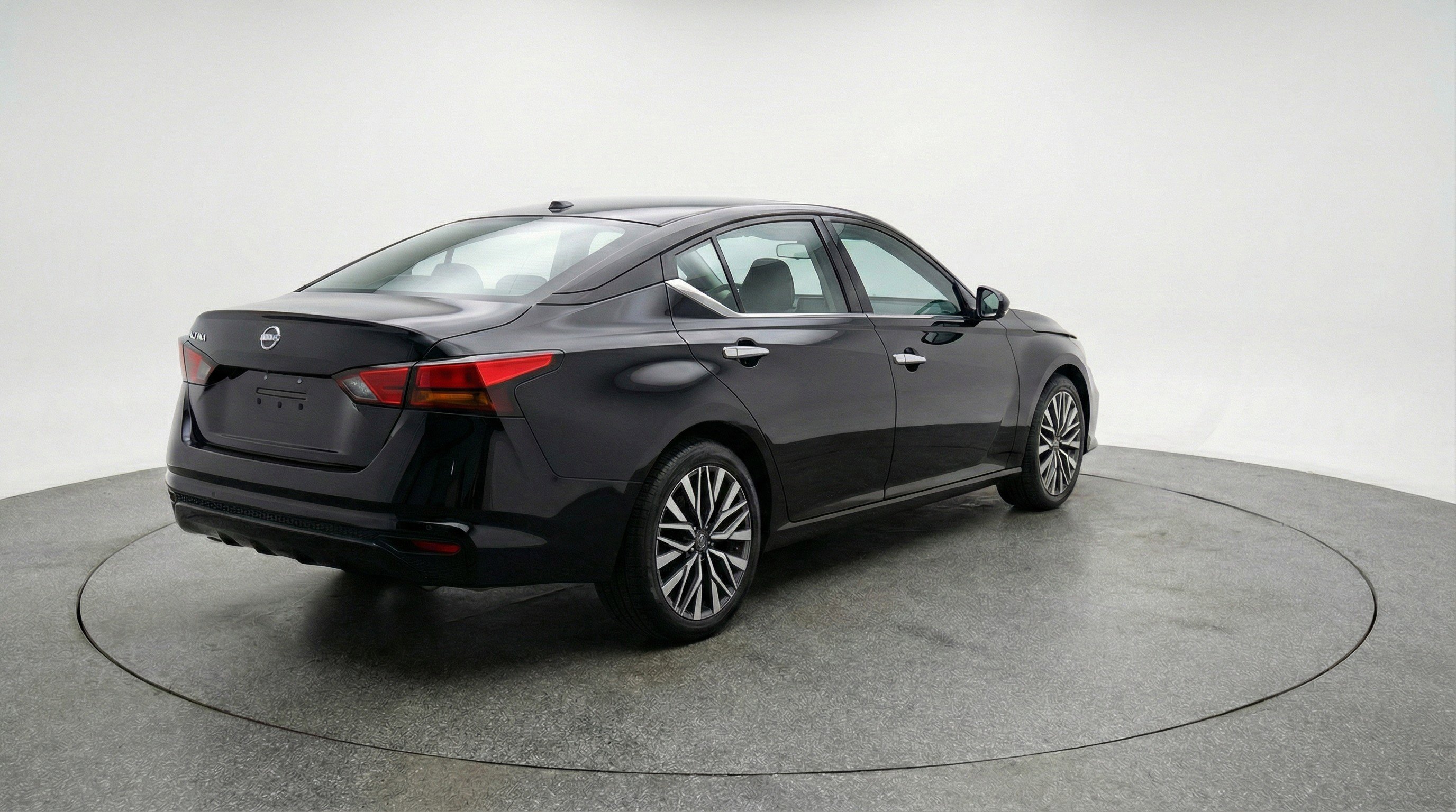 Used 2025 Nissan Altima 2.5 SV image 9