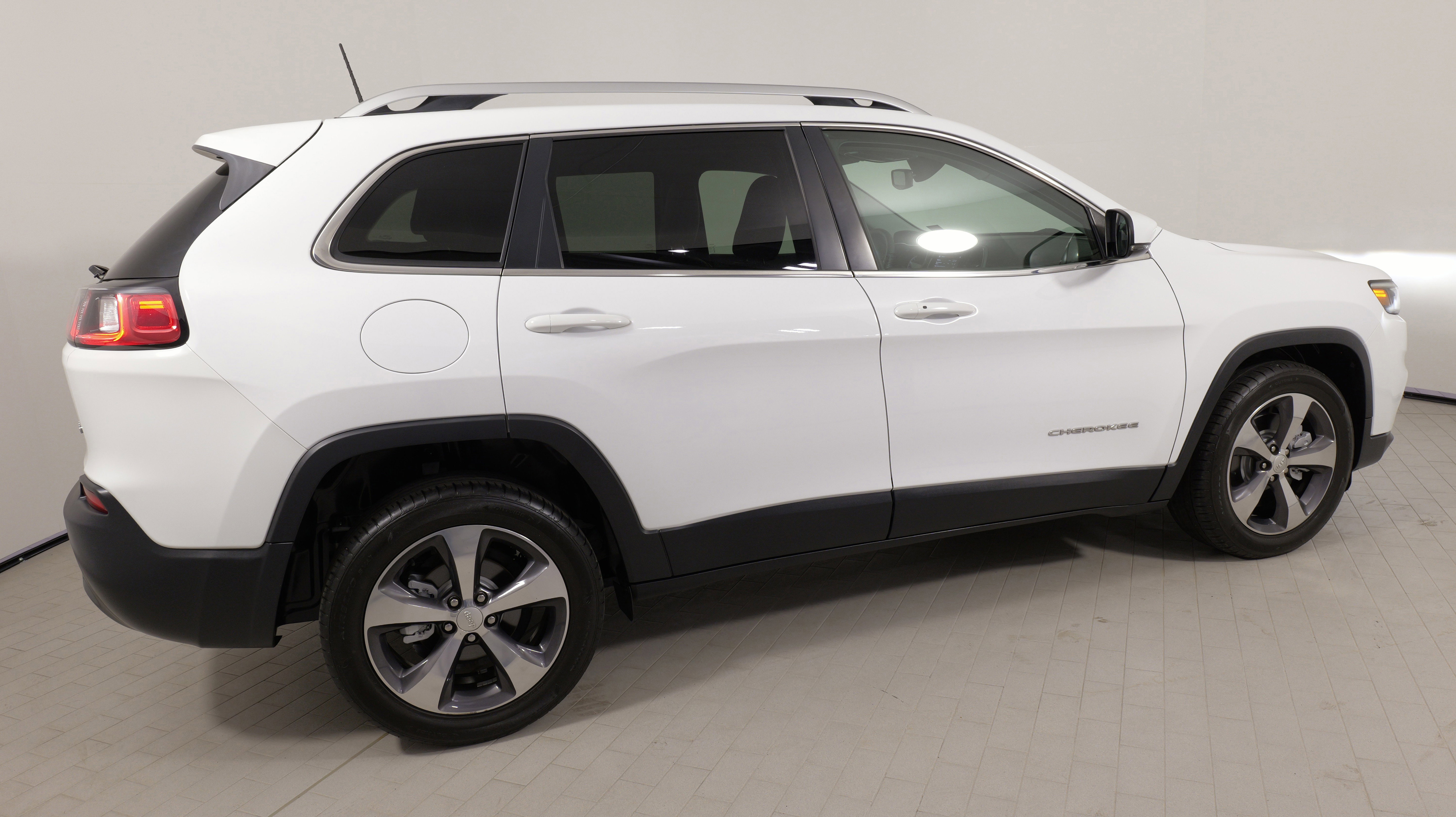 Used 2019 Jeep Cherokee Limited image 10