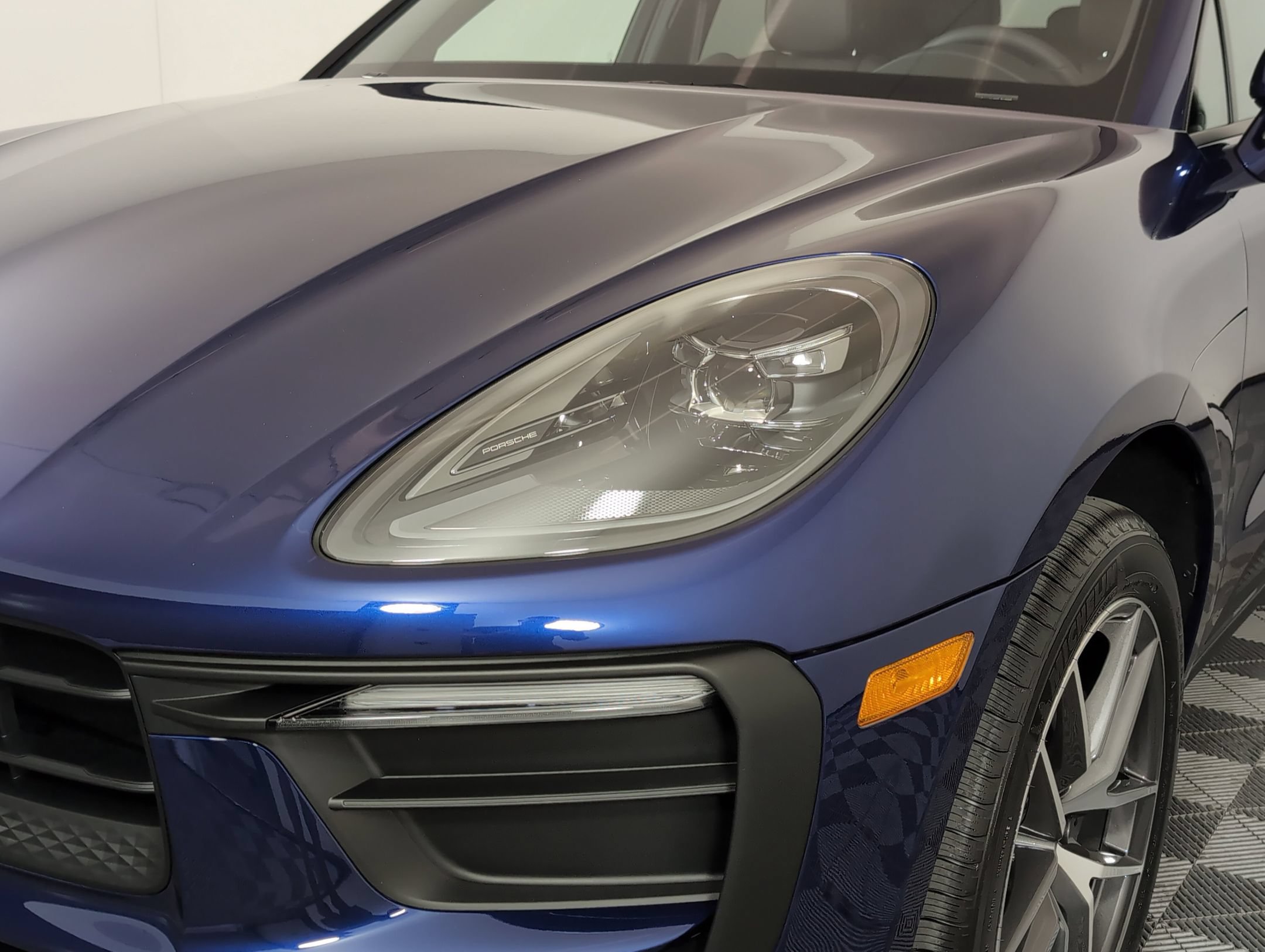 Certified 2025 Porsche Macan AWD/4WD image 13
