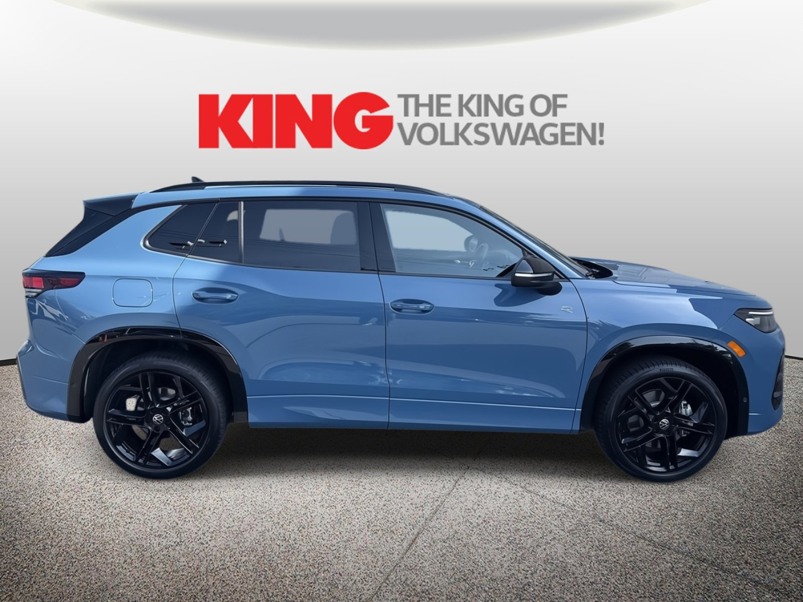 New 2025 Volkswagen Tiguan SE R-Line image 2