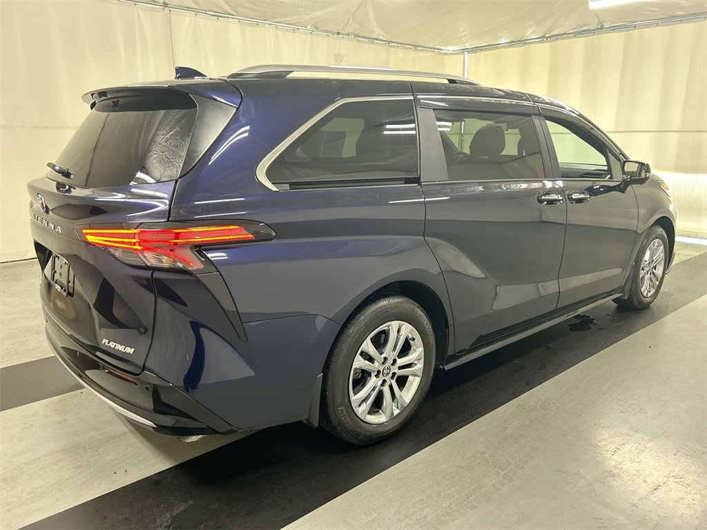 Used 2025 Toyota Sienna Platinum image 2