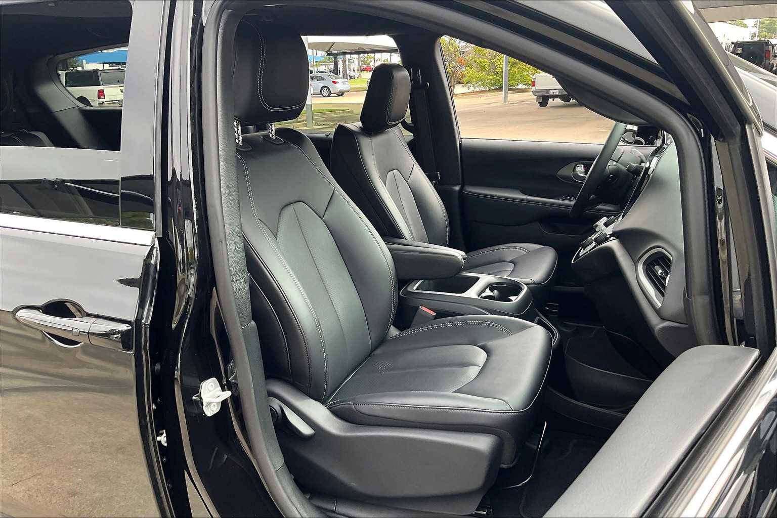 Certified 2025 Chrysler Voyager LX image 8