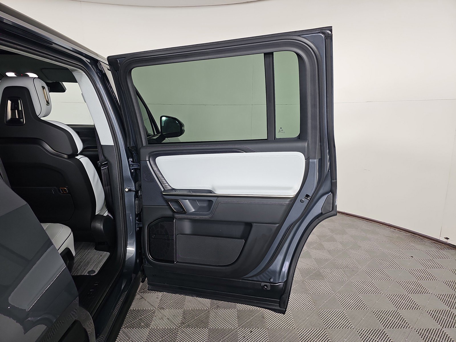 Used 2024 Rivian R1S Adventure image 19