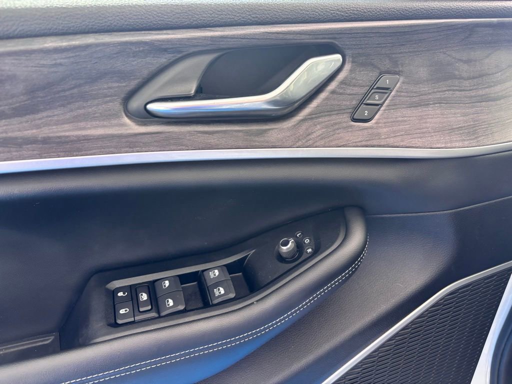 Used 2024 Jeep Grand Cherokee L Limited w/ Black Appearance Package image 18