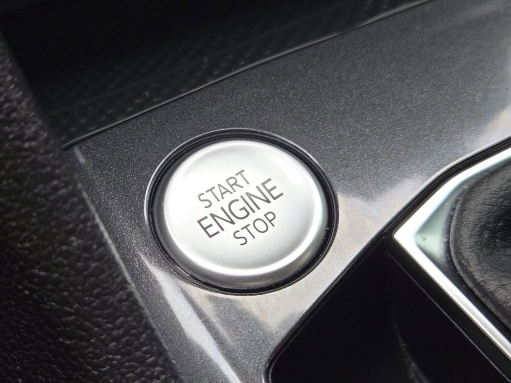 Used 2022 Volkswagen Tiguan SE w/ Panoramic Sunroof Package FWD image 22